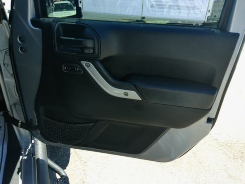 Used 2015 Jeep Wrangler 4WD Unlimited Sahara image 32