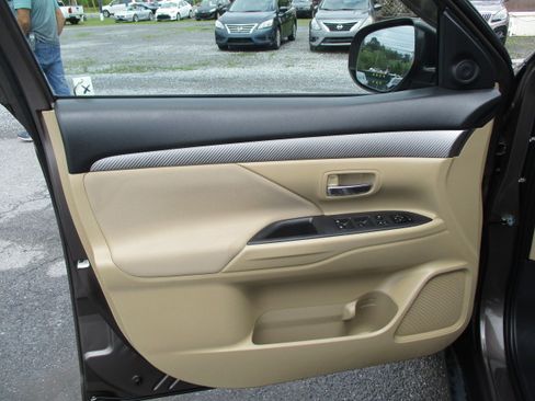 Used 2018 Mitsubishi Outlander 4WD SE image 16
