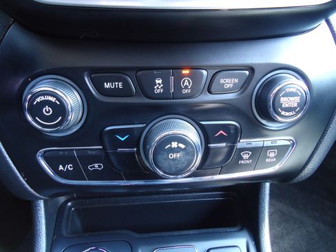 Used 2019 Jeep Cherokee 4WD Latitude Plus image 14