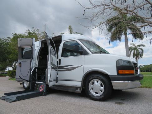 Used 2004 GMC Savana 1500 SLT RWD image 2