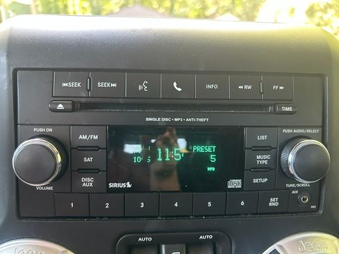 Used 2013 Jeep Wrangler 4WD Unlimited Sahara image 13
