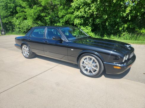 Used 2002 Jaguar XJR image 1