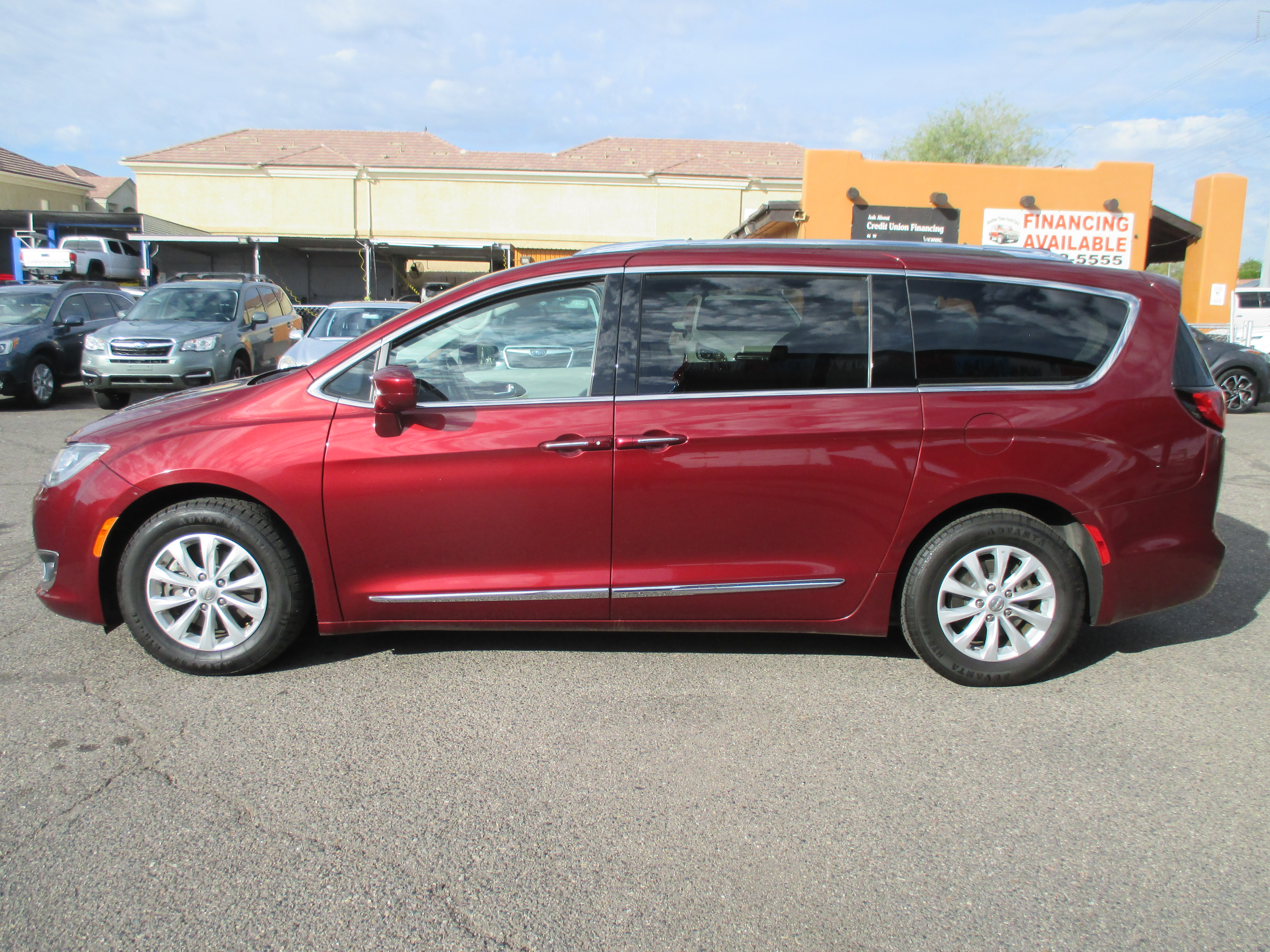 Used 2019 Chrysler Pacifica Touring-L FWD image 1