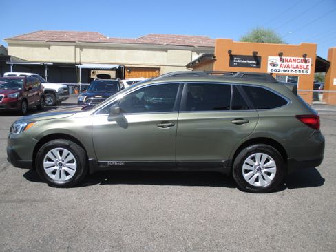 Used 2017 Subaru Outback 2.5i Premium Wagon 4D AWD/4WD image 2