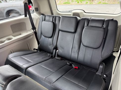 Used 2014 Chrysler Town & Country Touring FWD image 12