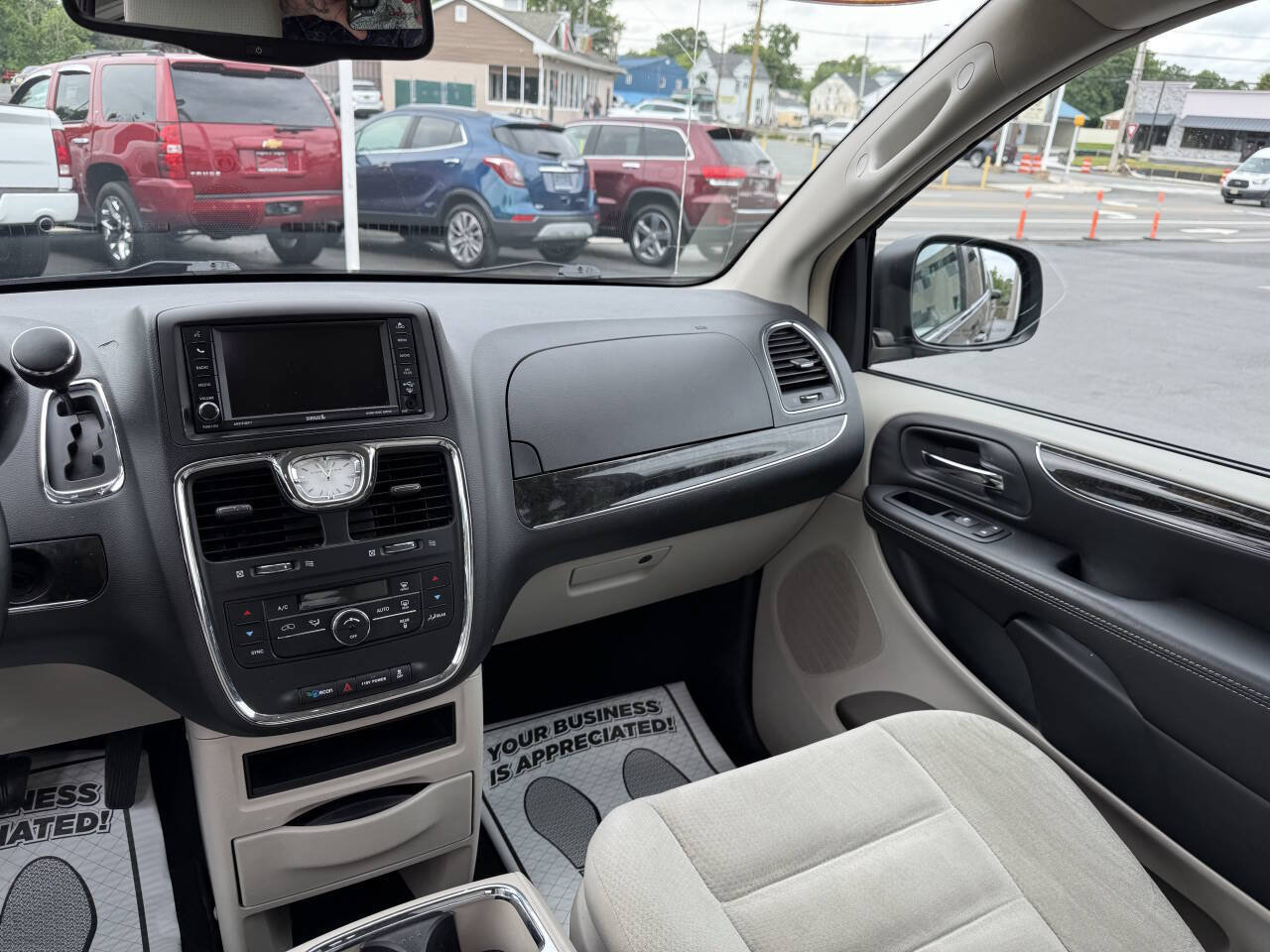 Used 2014 Chrysler Town & Country Touring FWD image 12