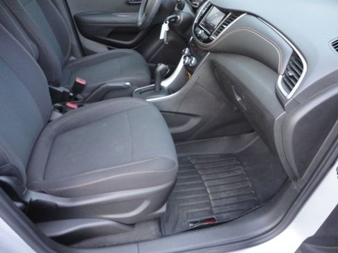 Used 2020 Chevrolet Trax LS image 21