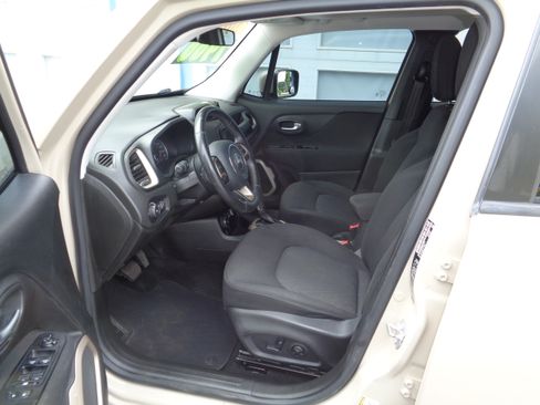 Used 2015 Jeep Renegade 4WD Latitude image 4
