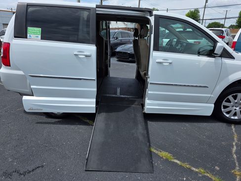 Used 2014 Chrysler Town & Country Touring image 2