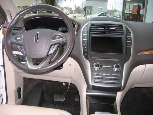 Used 2017 Lincoln MKC Select image 8