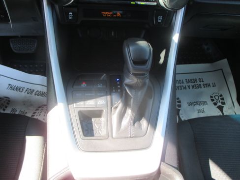Used 2021 Toyota RAV4 AWD LE image 6