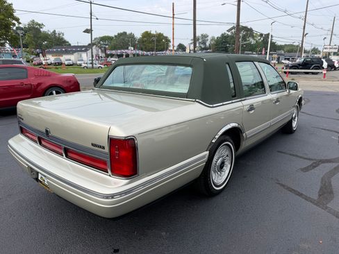 Used 1997 Lincoln Town Car Signature RWD image 48