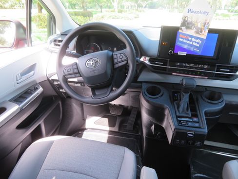 Used 2026 Toyota Sienna LE image 21