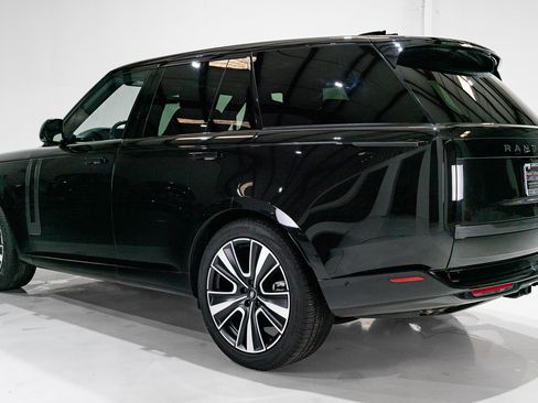 Used 2025 Land Rover Range Rover SE image 8