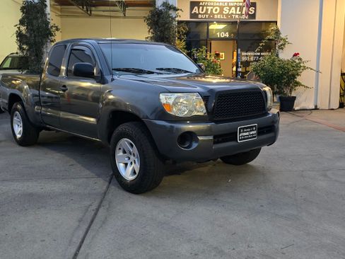 Used 2010 Toyota Tacoma SR5 image 2