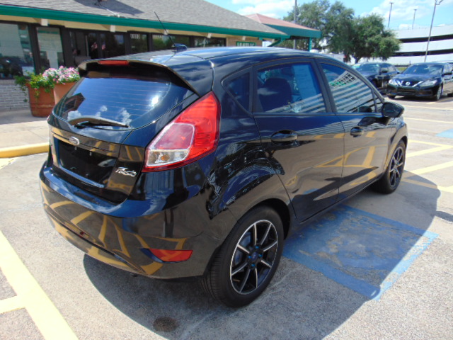 Used 2015 Ford Fiesta SE Hatchback FWD image 9