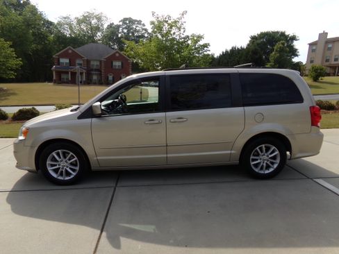 Used 2016 Dodge Grand Caravan SXT FWD image 2