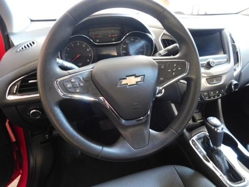 Used 2019 Chevrolet Cruze LT image 3