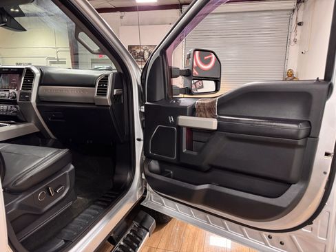 Used 2017 Ford F250 Lariat image 19