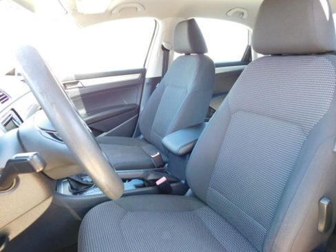 Used 2017 Volkswagen Passat 1.8T S image 10