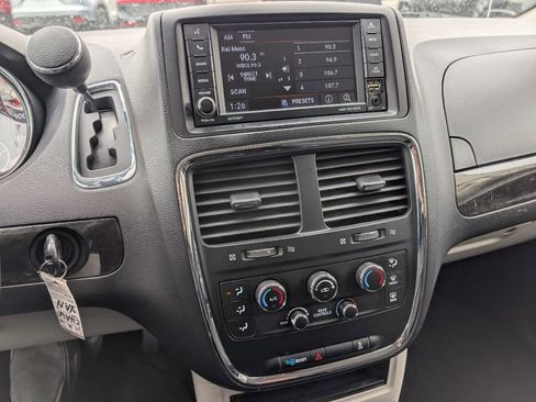 Used 2018 Dodge Grand Caravan SE image 11