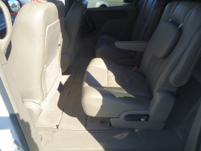 Used 2015 Chrysler Town & Country Touring-L FWD image 14