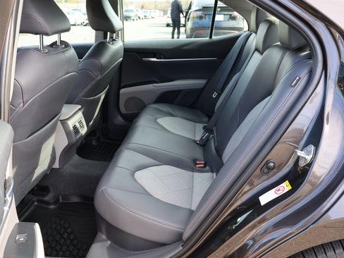 Used 2018 Toyota Camry XLE image 13