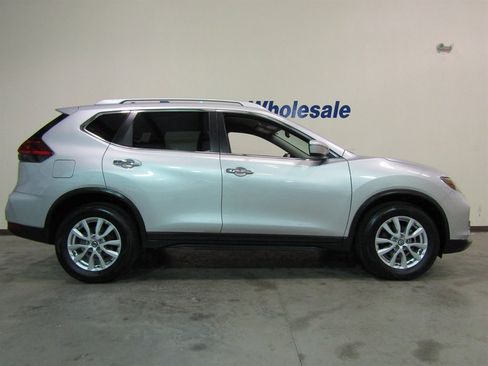 Used 2017 Nissan Rogue SV image 6