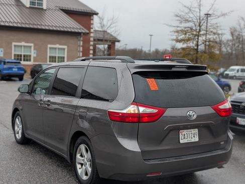 Used 2015 Toyota Sienna LE image 17
