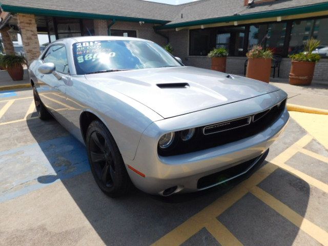 Used 2015 Dodge Challenger SXT RWD image 1