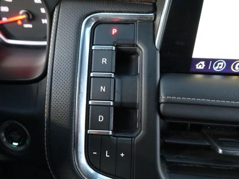 Used 2021 Chevrolet Suburban Premier image 27