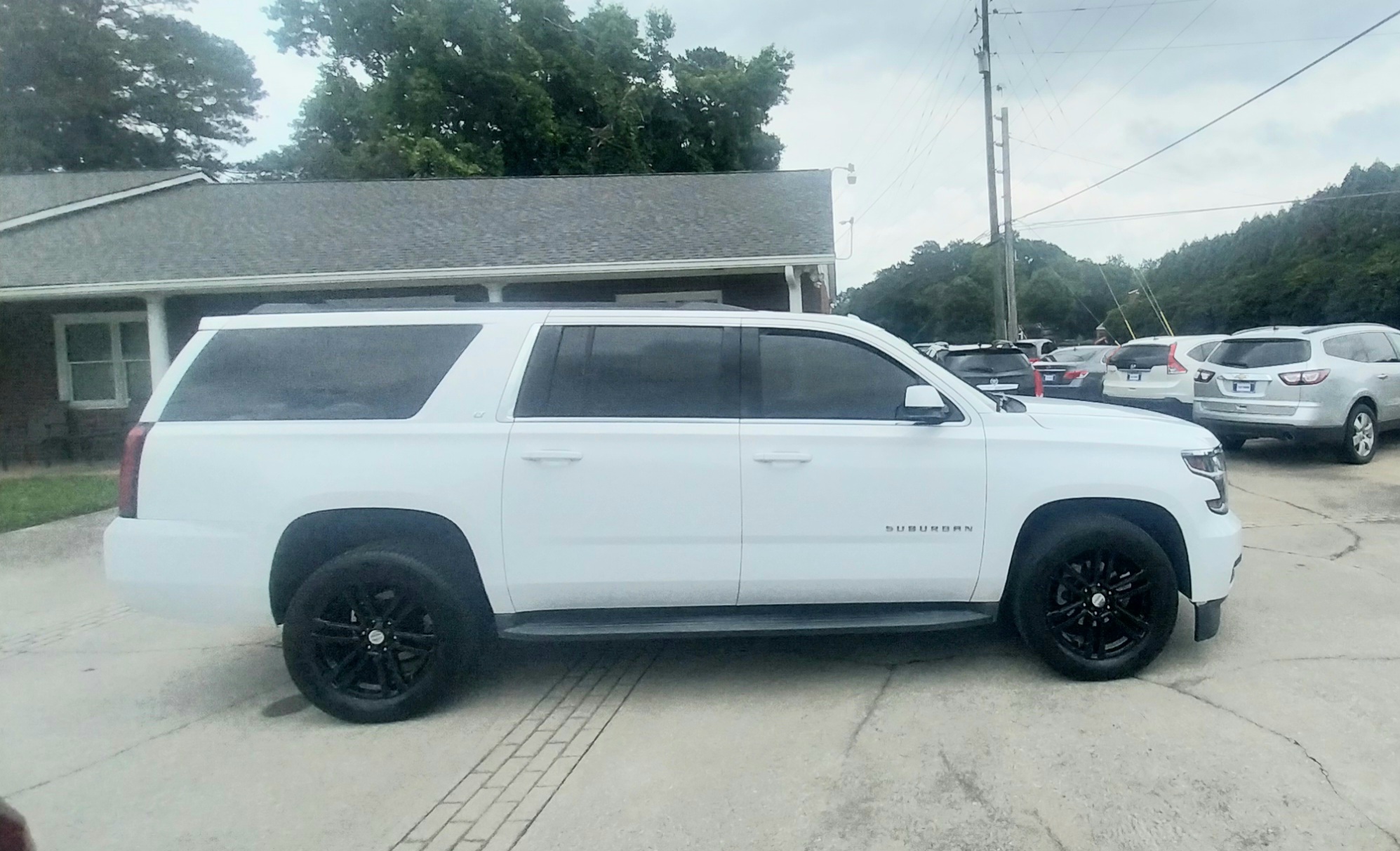Used 2017 Chevrolet Suburban 2WD LT image 6