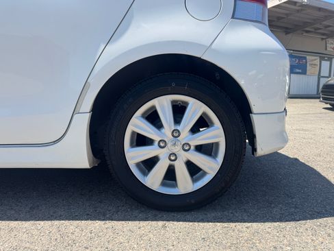 Used 2009 Toyota Yaris 4-Door Hatchback FWD image 15