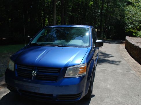 Used 2010 Dodge Grand Caravan SE FWD image 3