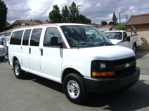 Used 2010 Chevrolet Express 3500 LS image 3