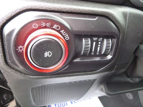 Used 2018 Jeep Wrangler Unlimited Sahara image 17