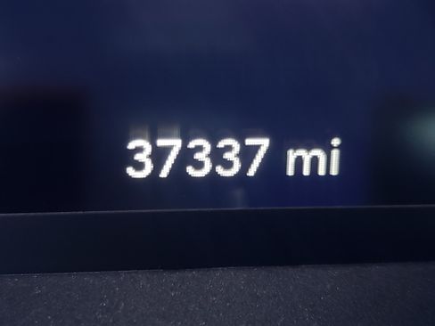 Used 2023 Chrysler Voyager LX image 24