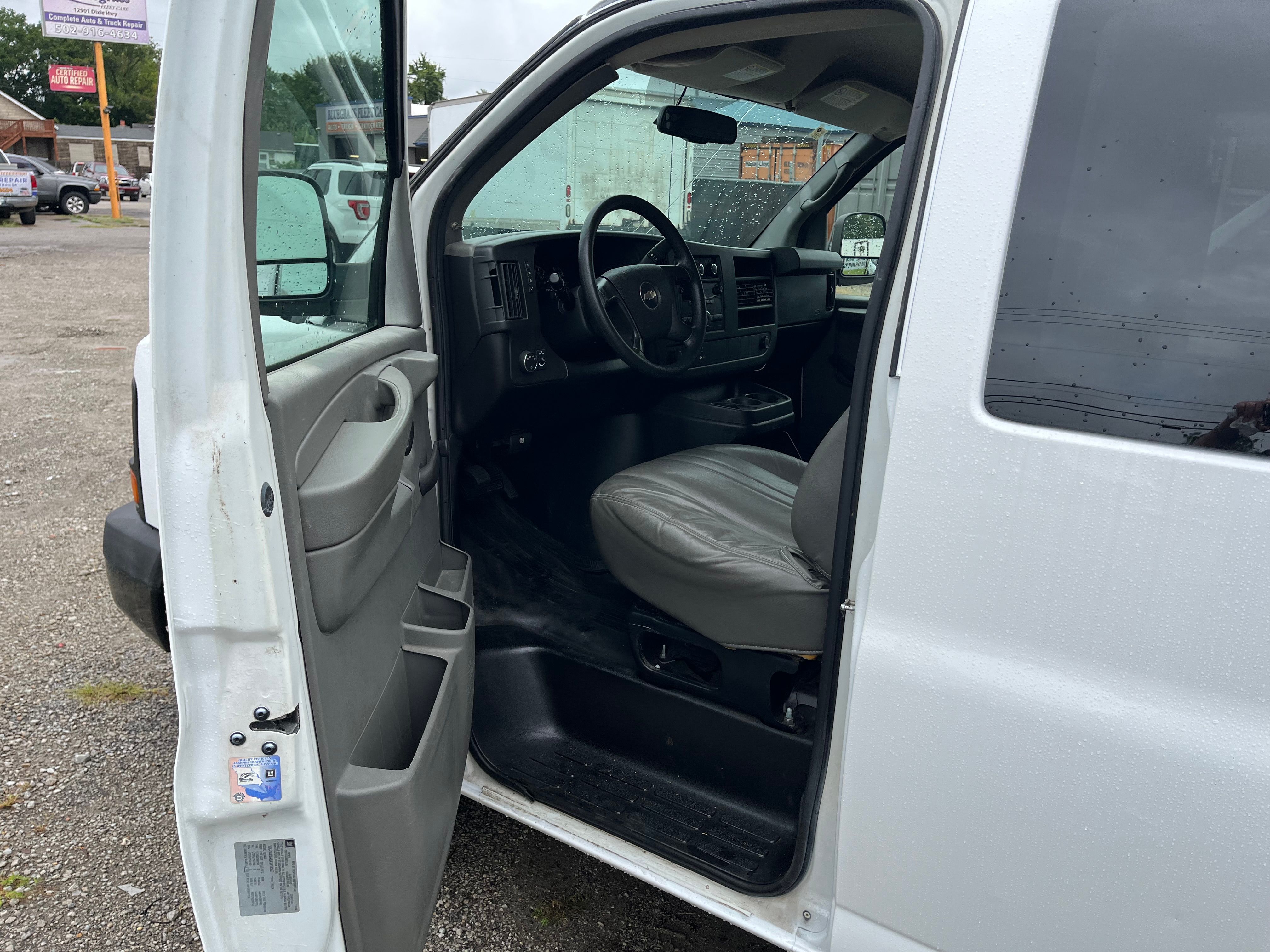 Used 2010 Chevrolet Express 2500 RWD image 12