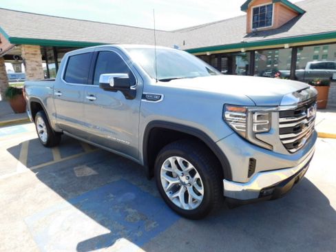 Used 2025 GMC Sierra 1500 SLT image 2