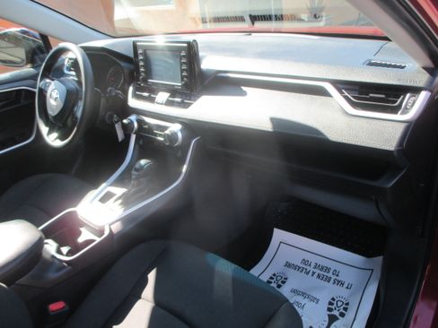 Used 2021 Toyota RAV4 AWD LE image 4