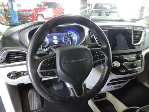 Used 2020 Chrysler Pacifica Touring-L Plus image 36