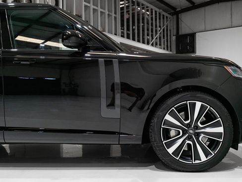 Used 2025 Land Rover Range Rover SE image 14