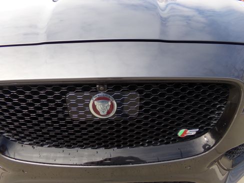 Used 2019 Jaguar F-PACE S image 8