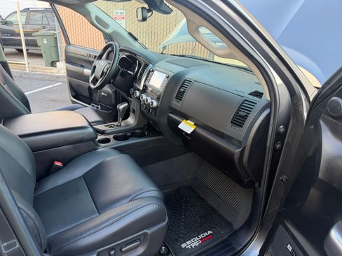 Used 2022 Toyota Sequoia TRD Pro AWD/4WD image 33