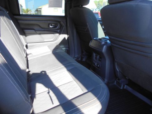 Used 2019 Nissan Titan SV image 9