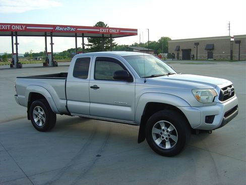 Used 2012 Toyota Tacoma PreRunner image 5