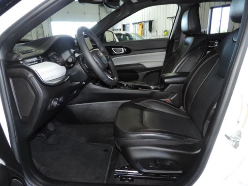 Used 2023 Jeep Compass 4WD Limited image 36