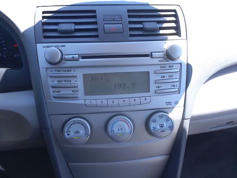 Used 2011 Toyota Camry LE image 15