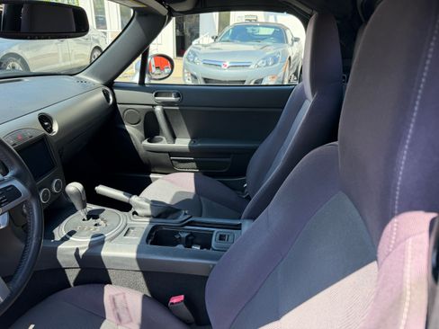 Used 2010 MAZDA MX-5 Miata Grand Touring Hard Top RWD image 5