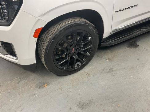 Used 2023 GMC Yukon XL SLT image 6